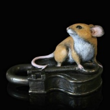 mouse_on_antique_lock-fnl